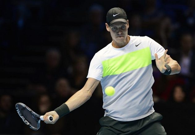 Tomáš Berdych v utkání proti Francouzi Jo-Wilfriedu Tsongovi na Turnaji mistrů v Londýně
