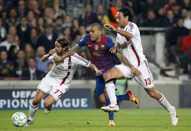 Daniel Alves z Barcelony (uprostřed) se prodírá mezi Lukou Antoninim (vlevo) a Alessandrem Nestou z AC Milán.