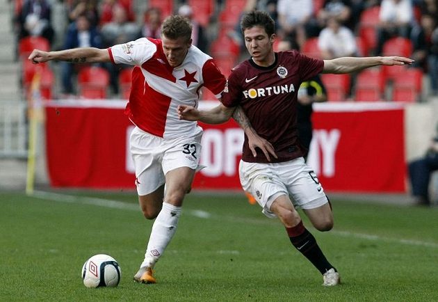 Slávista Blažek (vlevo) se přetahuje v souboji se sparťanem Přikrylem v pražském derby.