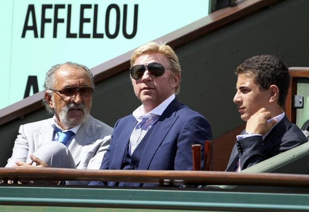 Zápas Rafaela Nadala s Davidem Ferrerem na French Open si nenechal ujít ani někdejší vynikající německý tenista Boris Becker (uprostřed)