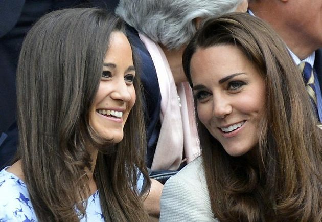 Mužské finále dvouhry Wimbledonu si nenechaly ujít ani manželka britského prince Williama Kate (vpravo), se svojí sestrou Pippou Middletonovou