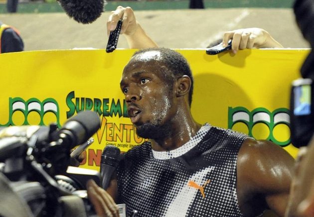 Usain Bolt hovoří s novináři při jamajské kvalifikaci po porážce na dvousetmetrové trati.
