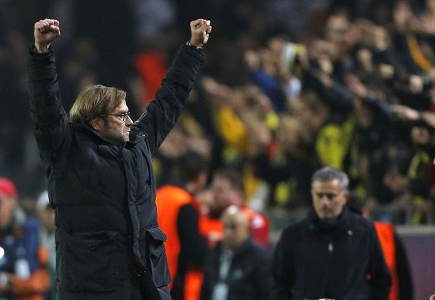Trenér Borussie Dortmund Jürgen Klopp (vlevo) se raduje z gólu. Vpravo smutný kouč Realu Madrid José Mourinho.