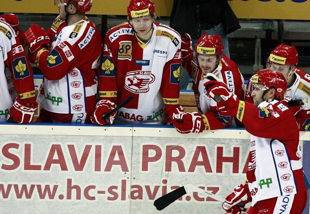 Jaroslav Bednář (vpravo) proměnil rozhodující nájezd proti Plzni a o radost se spoluhráči se raduje z vítězství.