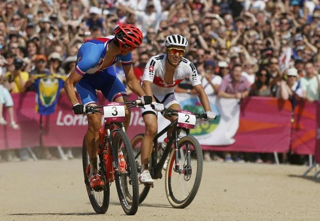 Finiš olympijského závodu horských kol. Vlevo vítěz Jaroslav Kulhavý, vpravo druhý Švýcar Nino Schurter
