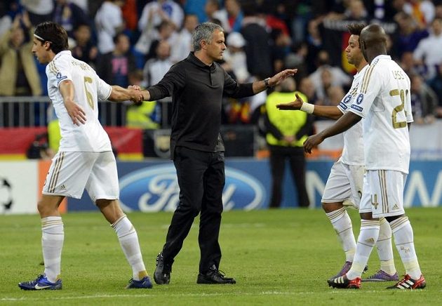 Trenér Mourinho gratuluje svým svěřencům Sammy Khedirovi (vlevo), Marcelovi a Lassanu Diarovi k vítězství nad CSKA a postupu do čtvrtfinále Ligy mistrů.