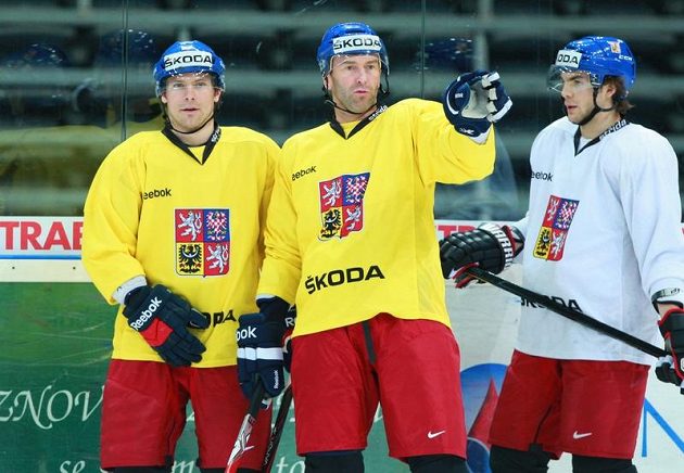 Petr Průcha (vlevo), Petr Nedvěd (uprostřed) a Michael Frolík na tréninku hokejové reprezentace.