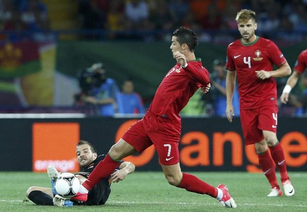 Cristiano Ronaldo z Portugalska bojuje o míč s Gregorym van der Wielem z Nizozemska.