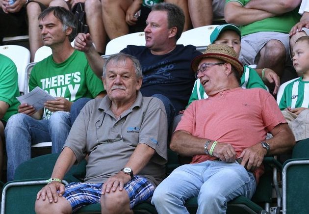 Známí příznivci přišli podpořit do Ďolíčku svůj tým Bohemians 1905 - herec Ivan Trojan (vlevo nahoře), bavič a moderátor Karel Šíp (dole uprostřed) a frontman skupiny Olympik Petr Janda (vpravo dole).