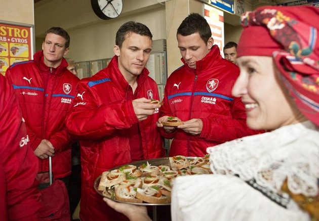 Fotbaloví reprezentanti David Lafata (vlevo) a Marek Suchý si pochutnávají na olomouckých lahůdkách.