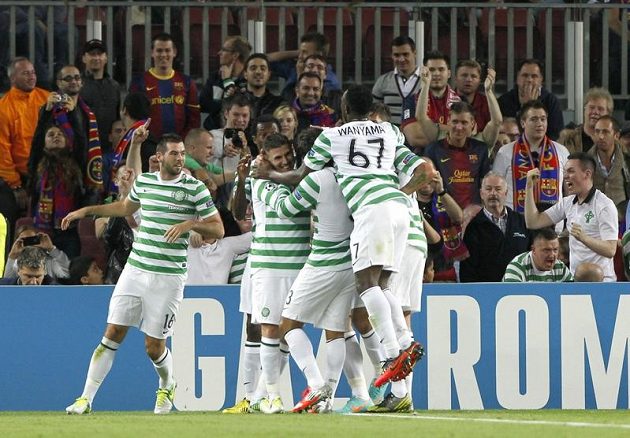 Giorgio Samaras v obležení spoluhráčů poté, co vstřelil vedoucí gól na hřišti barcelony