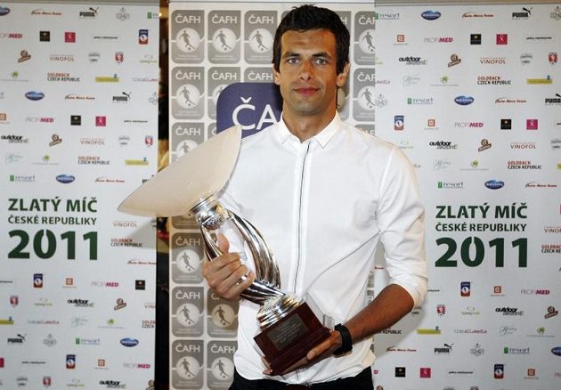 Gólman Aleš Hruška s trofejí pro nejlepšího brankáře Gambrinus ligy za sezónu 2011-2012.