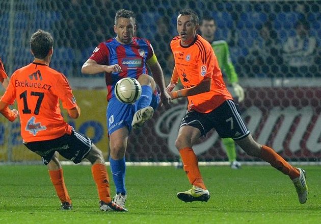Plzeňský kapitán Pavel Horváth (uprostřed) odkopává míč před olomouckým Tomášem Hořavou (vlevo). Vpravo přihlíží útočník Michal Ordoš.