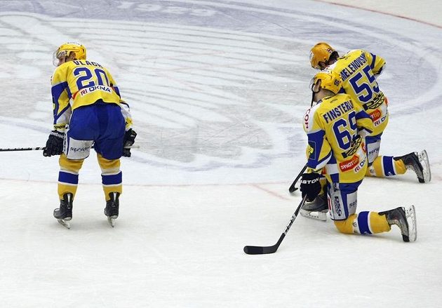 Zdrcení zlínští hokejisté po vyřazení v rozhodující sedmé bitvě čtvrtfinále play-off.