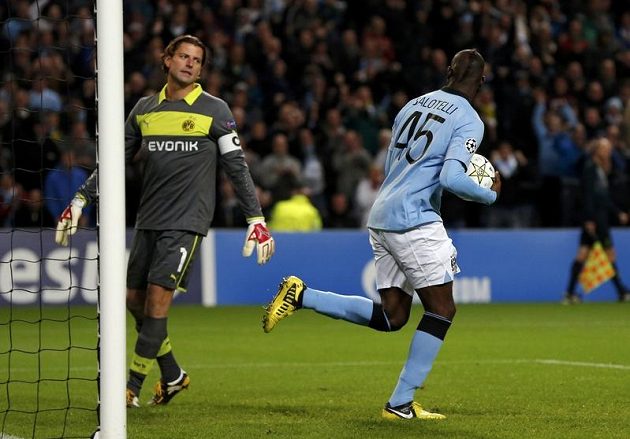 "Příště buď zticha," jako by říkal Balotelli brankáři Weidenfellerovi. Penaltu bezpečně proměnil.