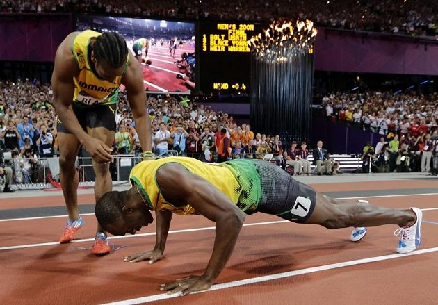 Jamajský sprinterský fenomén Usain Bolt znovu nezapřel svůj smysl pro humor a show. Triumf na dvoustovce oslavil hned po doběhu několika ráznými kliky. Nad ním se sklání jeho stříbrný krajan Yohan Blake.