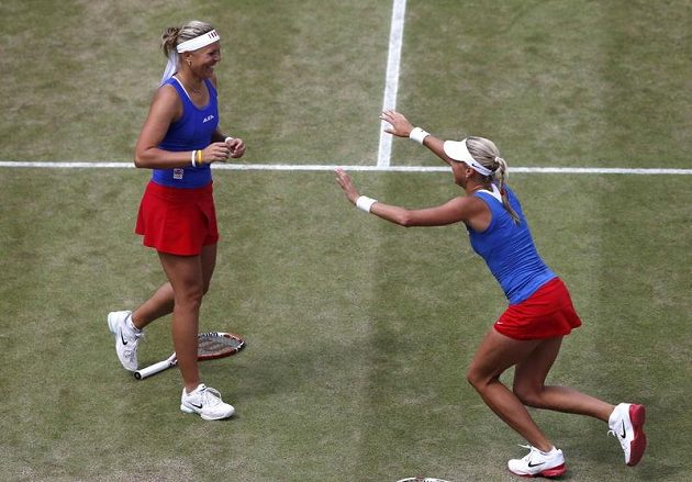 České tenistky Andrea Hlaváčková (vpravo) a Lucie Hradecká se radují z postupu do finále olympijských her.