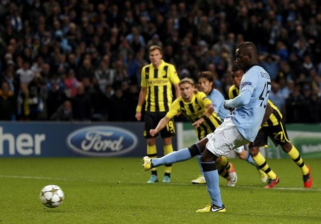Mario Balotelli z Manchesteru City střílí vyrovnávací branku do sítě Borussie Dortmund.