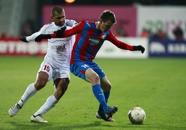 Salim Toama (vlevo) z Hapoelu a plzeňský Vladimír Darida v utkání 4. kola Evropské ligy.