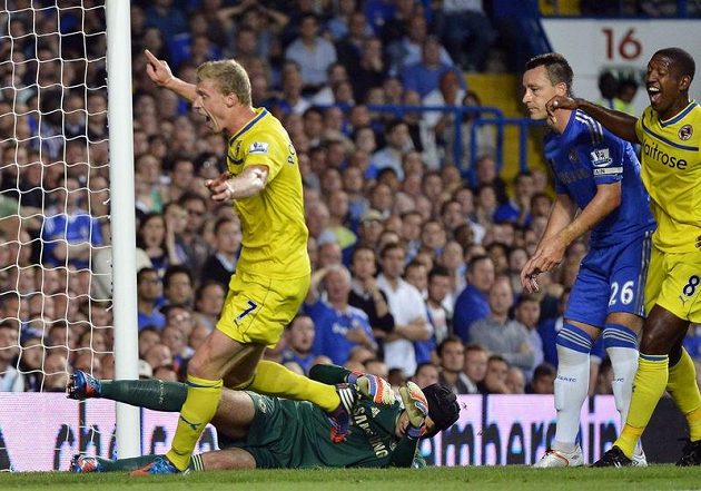 Pavel Pogrebňak z Readingu (vlevo) oslavuje branku v brance Chelsea poté, co Petr Čech (dole) neudržel přímý kop Dannyho Guthrieho.