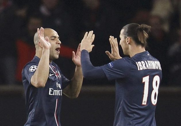 Alex (vlevo) a Zlatan Ibrahimovič z Paris St.Garmain si užívají radost po prvním gólu proti Záhřebu.