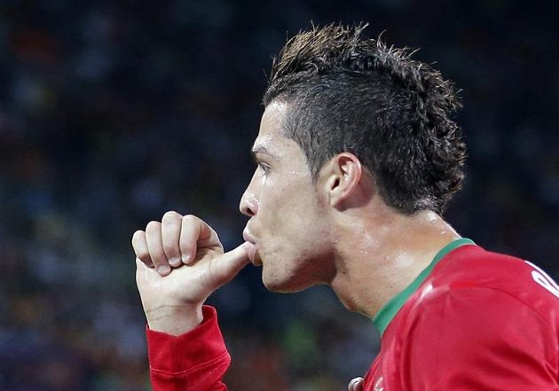 K "popravě" tulipánů pomohl také Portugalec Cristiano Ronaldo, jehož ofenzivní radovánky měli na turnaji ochutnat i Češi.