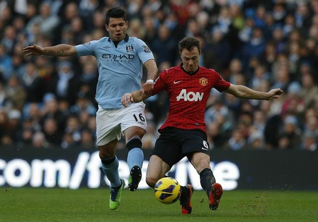 Sergio Agüero z Manchesteru City (vlevo) bojuje o míč s Jonnym Evansem z Manchesteru United.