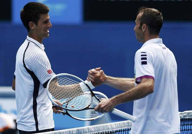 Novak Djokovič (vlevo) gratuluje Radku Štěpánkovi k dobrému výkonu ve třetím kole Australian Open, z něhož postoupil srbský tenista.
