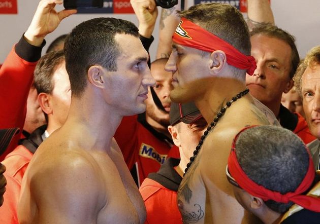 Boxeři Vladimir Kličko (vlevo) a Mariusz Wach z Polska před vzájemným soubojem v Hamburku.