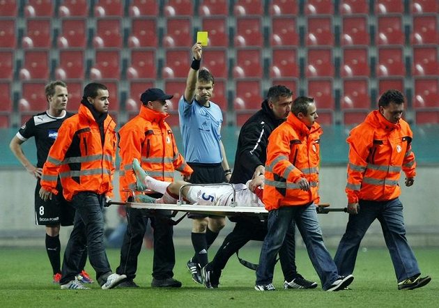 Slávista Milan Nitranský je odnášen na nosítkách při duelu s Plzní. Navíc dostal žlutou kartu.
