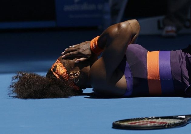 Americká tenistka Serena Williamsová si na Australian Open v utkání s Edinou Gallovitsovou-Hallovou přivodila zranění kotníku.