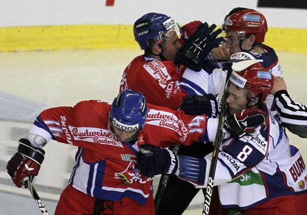 Tomáš Plekanec a Lukáš Krajíček v bitce s ruskými hokejisty Burdasovem a Burmistrovem v utkání Euro Hockey Tour v Brně.