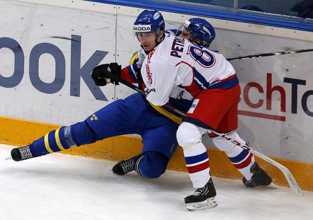 Český útočník Jakub Petružálek narazil na hrazení švédského zadáka Mattiase Bäckmana