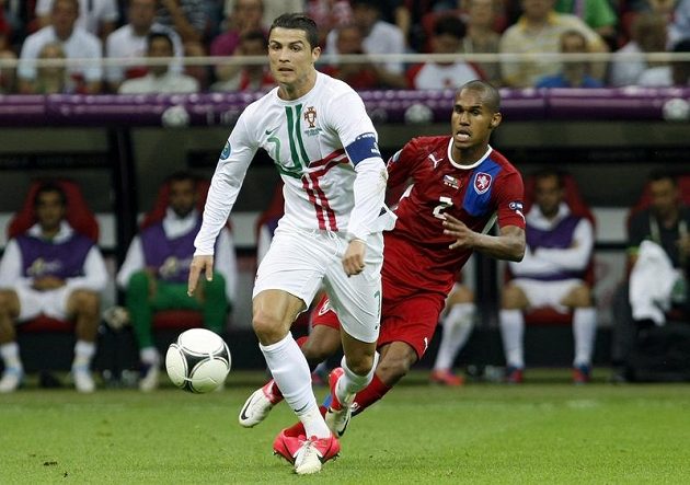 Theodor Gebre Selassie při bránění největší hvězdy portugalského týmu Cristiana Ronalda