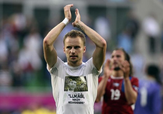 Michal Kadlec se raduje z vítězství nad Řeckem v tričku se vzpomínkou na zesnulého funkcionáře a bývalého komentátora Lukáše Přibyla