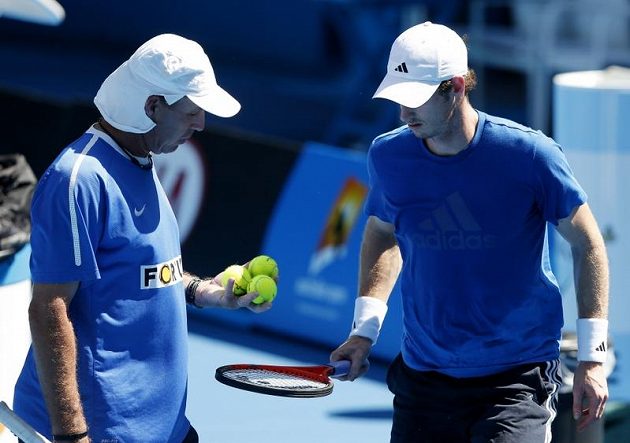 Ivan Lendl v dresu fotbalového Baníku Ostrava vybírá míčky pro svého svěřence Andyho Murrayho.