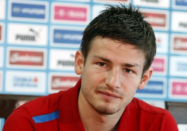 Václav Pilař hovoří s novináři po tréninku fotbalové reprezentace v polské Vratislavi