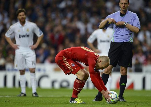 Fotbalista Bayernu Mnichov Arjen Robben si staví míč k pokutovému kopu v odvetě semifinále Ligy mistrů.