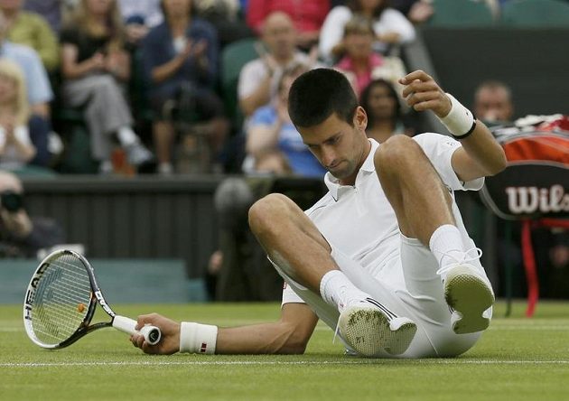 Novak Djokovič loňský triumf ve Wimbledonu neobhájí. A třese se i jeho pozice světové jedničky