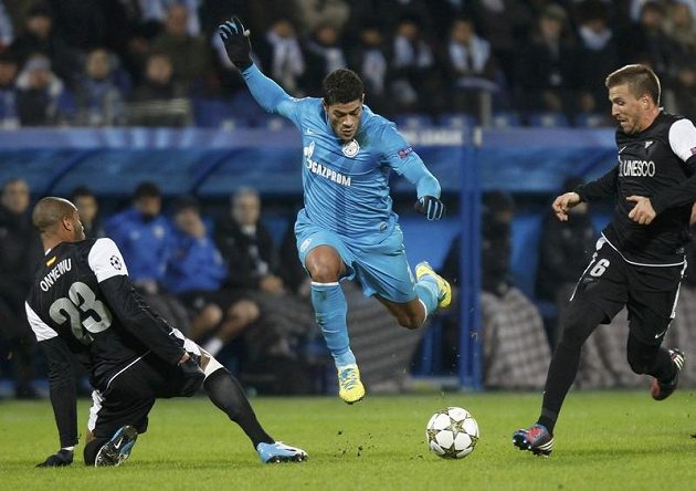 Brazilský útočník Hulk ve službách Zenitu Petrohrad bojuje s obranou Málagy