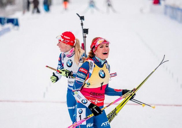Velký český úspěch v Oberhofu! Vítězná Gabriela Koukalová (vpravo) a bronzová Eva Puskarčíková.