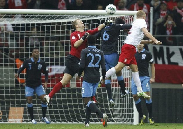 Polák Kamil Glik srovnává hlavičkou skóre kvalifikačního duelu s Anglií na konečných 1:1.