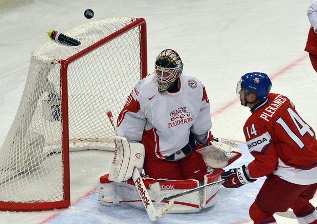 Brankář Frederik Andersen z Dánska (vlevo) a český útočník Tomáš Plekanec (vpravo).