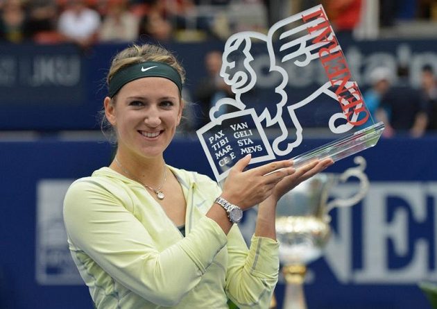 Běloruska Viktoria Azarenková vyhrála letos šest titulů včetně gandslamového Australian Open. Na fotografii pózuje s odměnou za vítězství v rakouském Linzu.