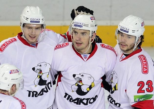 Útočník Čeljabinsku Jan Bulis (uprostřed) se na ledě pražského Lva radoval ze své trefy s Jevgenijem Kuzněcovem (vlevo) a Stanislavem Čistovem (vpravo).