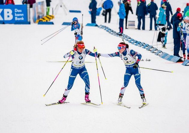 Veronika Vítková (vpravo) vysílá na závěrečný úsek štafety Gabrielu Koukalovou.