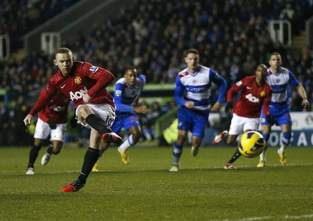 Wayne Rooney (vlevo) střílí z pokutového kopu gól brankáři Readingu Federicimu.