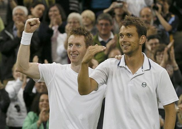 Brit Jonathan Marray (vlevo) a Dán Frederik Nielsen senzačně vyhráli čtyřhru.