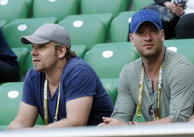 Trénink fotbalové reprezentace sledovali i hokejisté Milan Michálek (vlevo) a Jiří Novotný