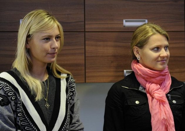 Ruská tenistka Maria Šarapovová (vlevo) navštívila společně s Lucií Šafářovou Nemocnici s poliklinikou v Italské ulici.